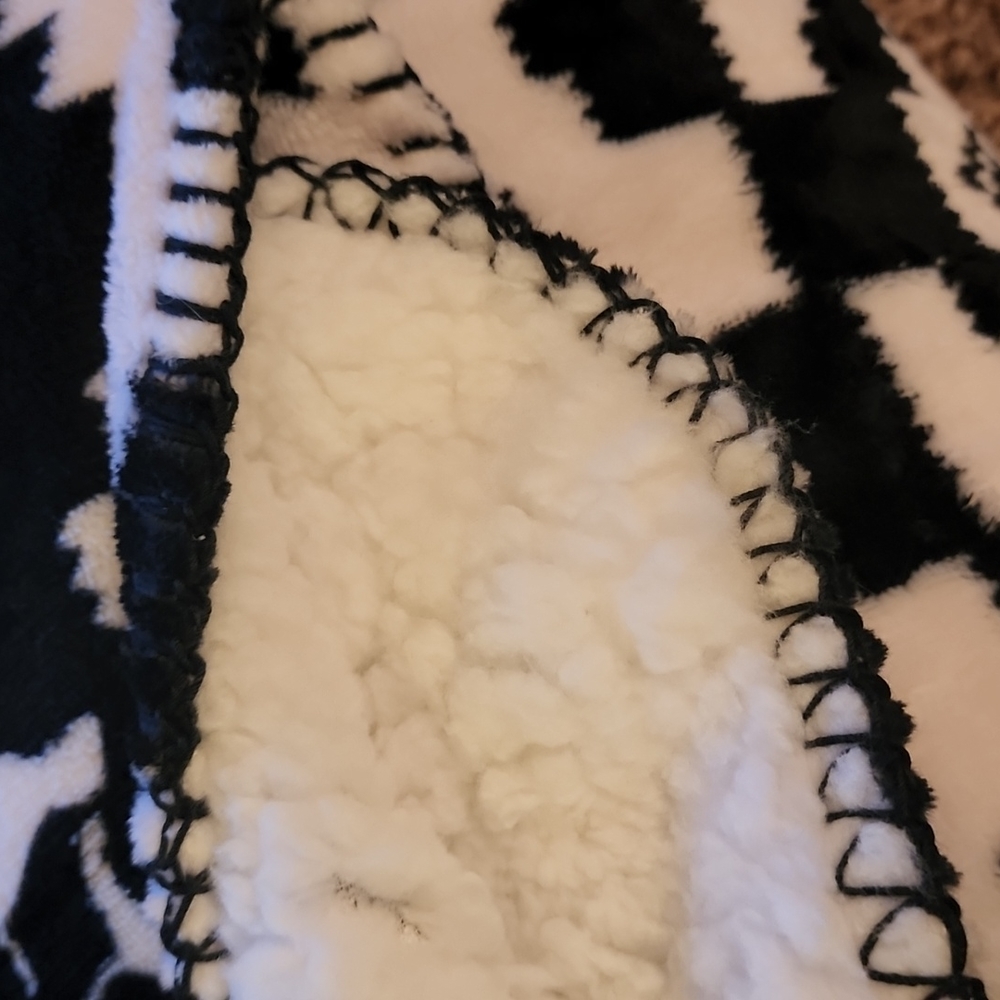 Victoria Secret PINK sherpa throw blanket fleece brand new black white peace dog - Picture 9 of 9